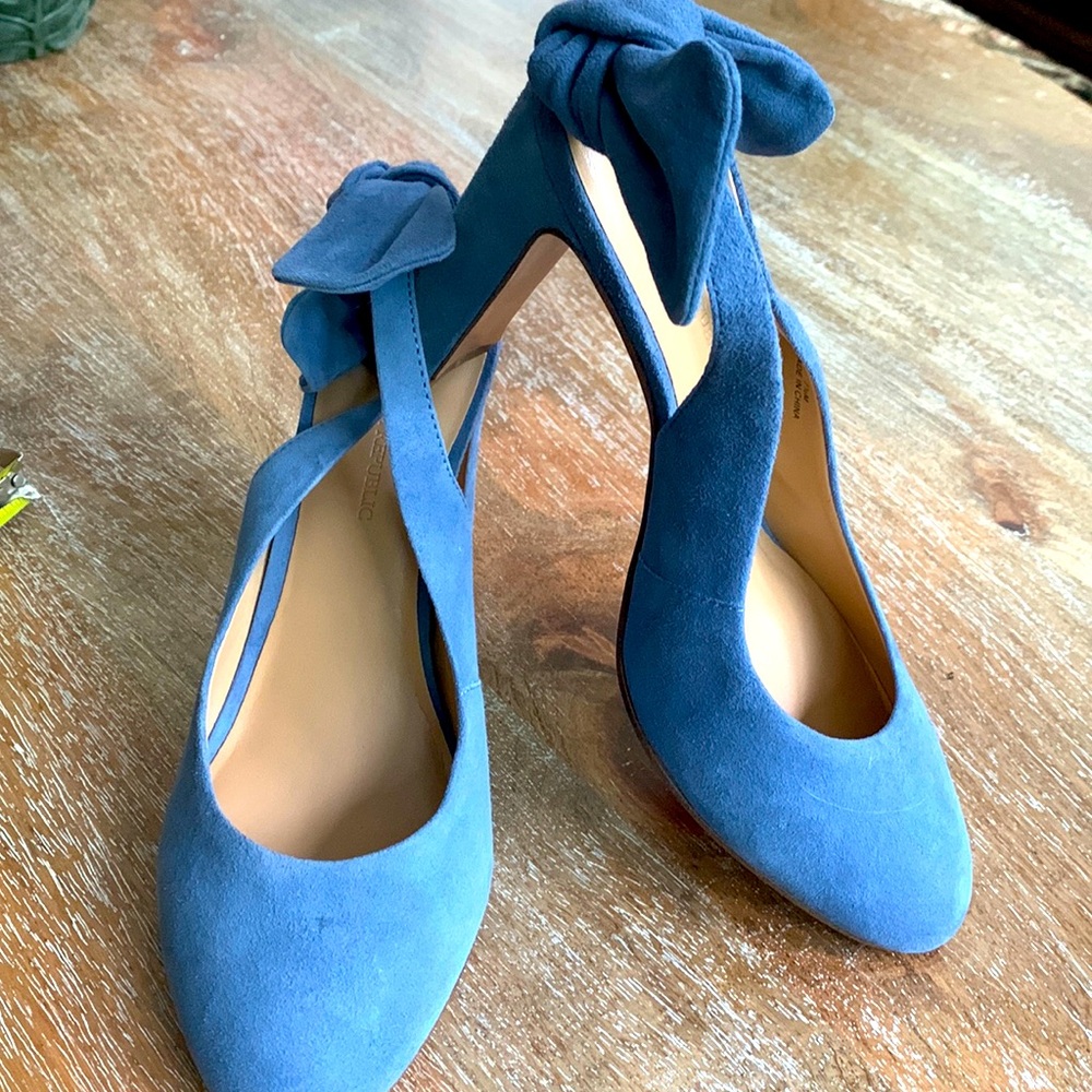 Banana Republic Blue Suede‎ Heels 7.5M